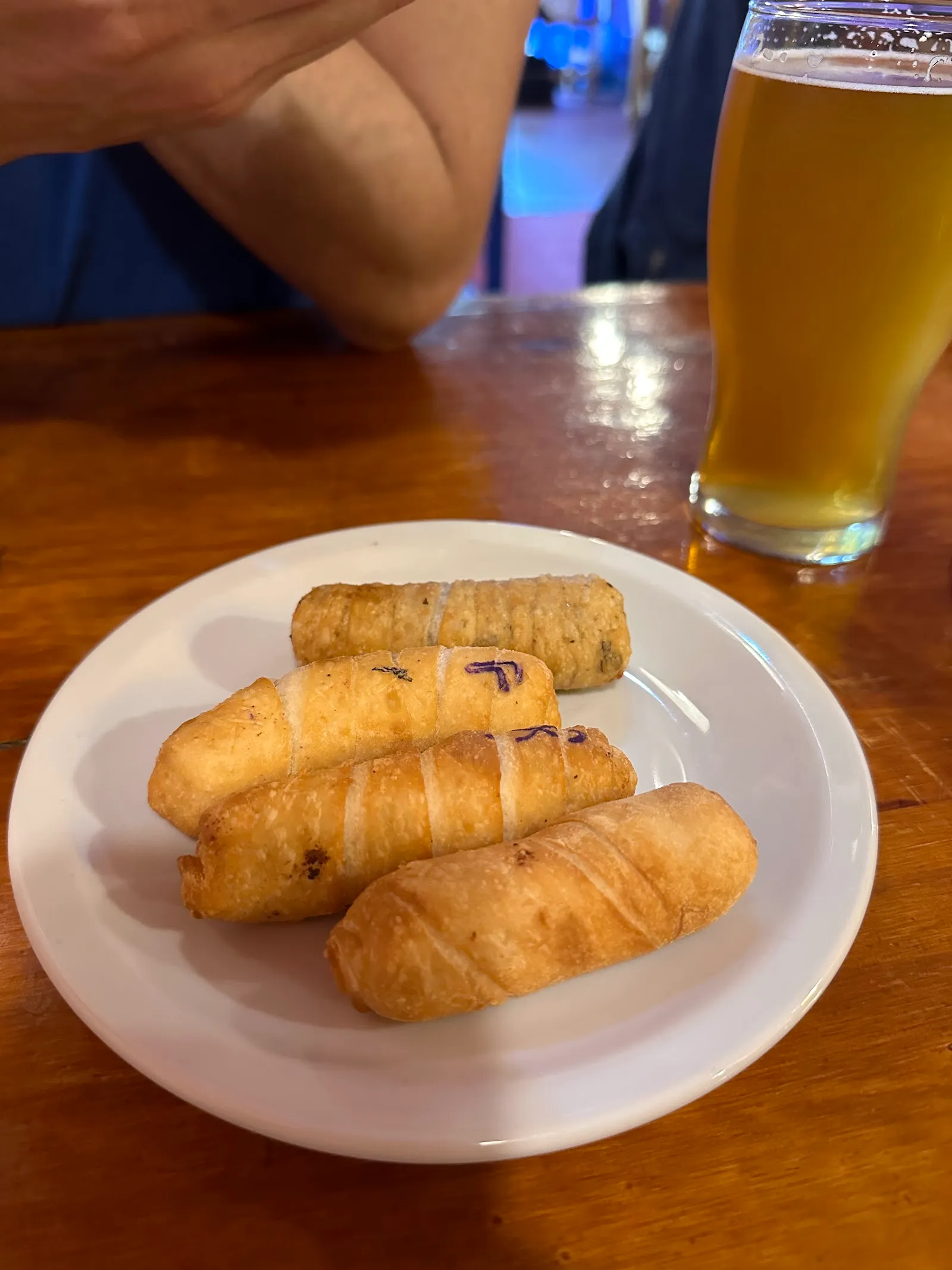 Tequeños dorados recién fritos con una cerveza