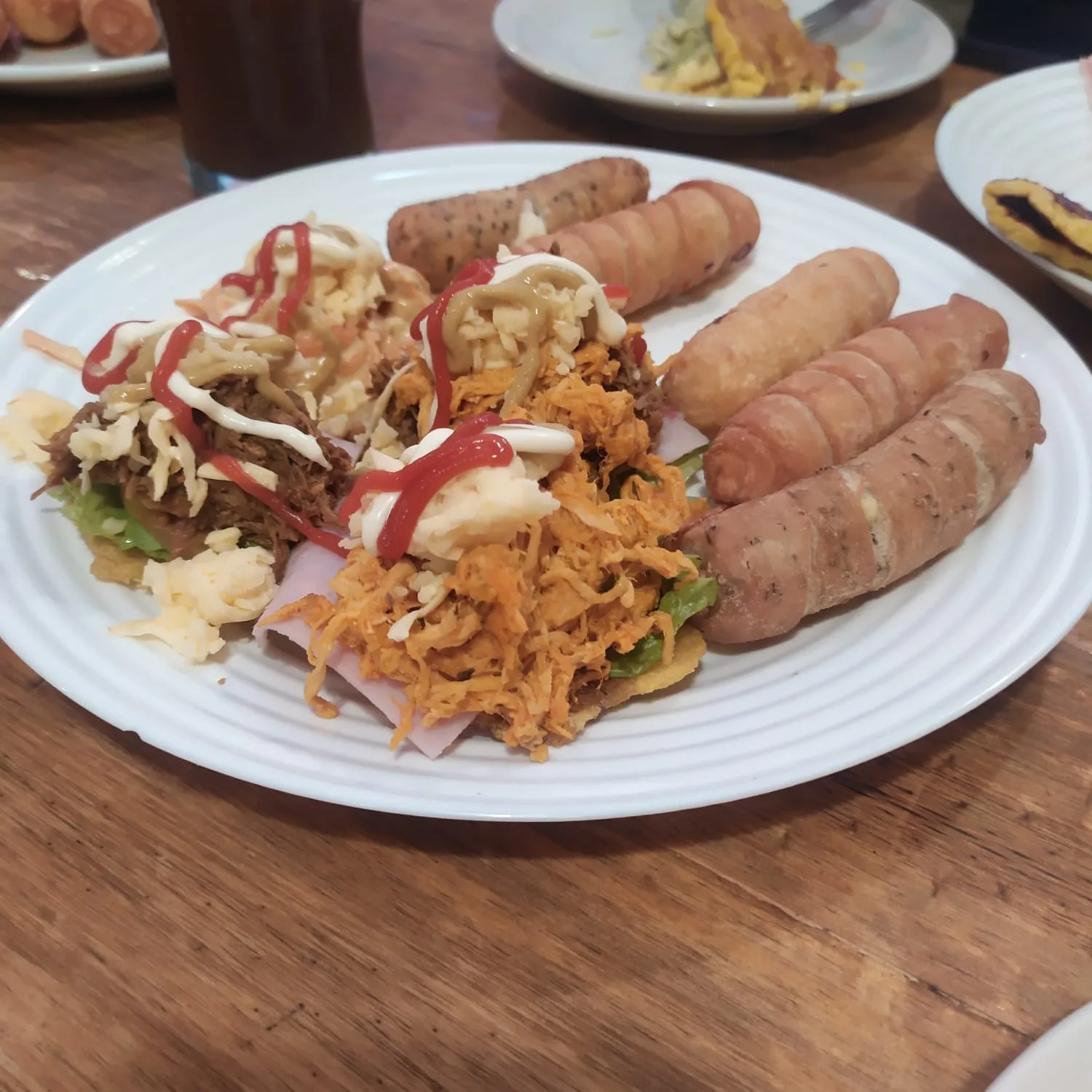 Plato de pabellón criollo con tequeños y patacones